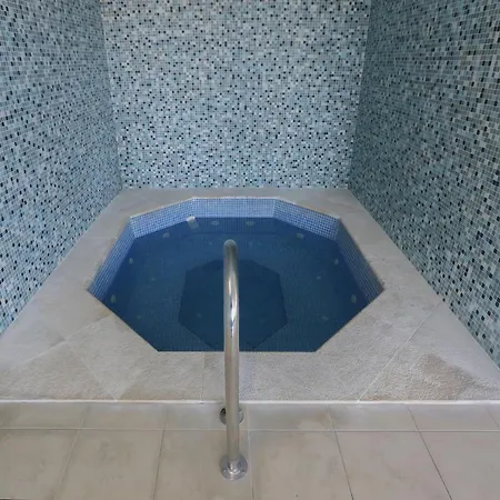 3-bedroom With Pool Gym & Jacuzzi *